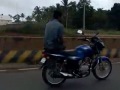 Motociclista fantasma in India