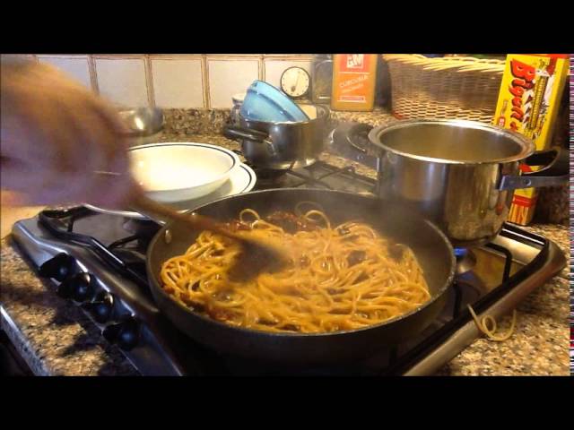 Bigoli o spaghetti con aglio, olio, peperoncino e pomodori secchi