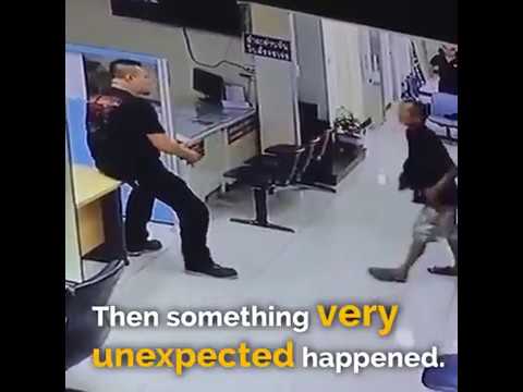 Uomo disperato attacca stazione di polizia